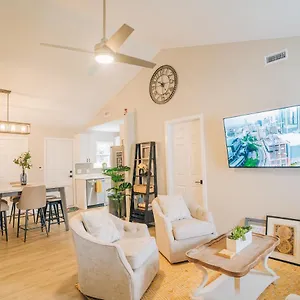  Holiday home Retreat - 4 Bedroom Oasis With King & Private Yard Near Downtown