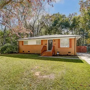  Holiday home Charm Haven With Outdoor Tv