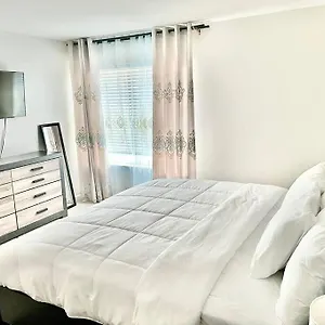  Holiday home Spacious 4-bedroom House,6beds With Office Space
