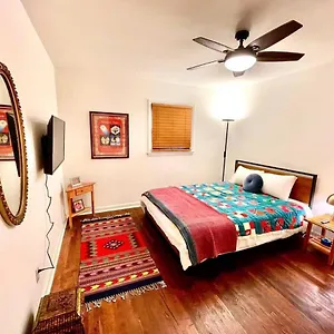  Holiday home Trendy Bohemian Bungalow, Close To Uptown, Plaza & Noda